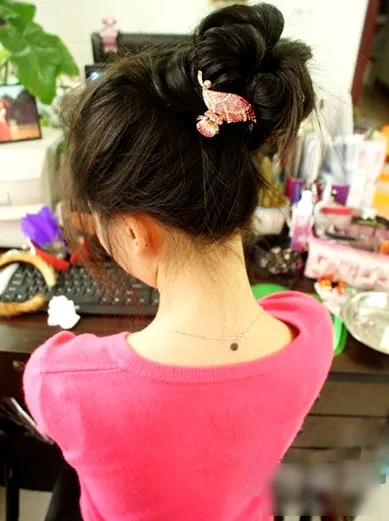 韩式个性花苞头的扎法 蓬松扎发让你与众不同