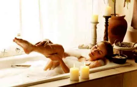 鹅蛋脸适合的发型图片 四款不同的卷发皆修颜十足