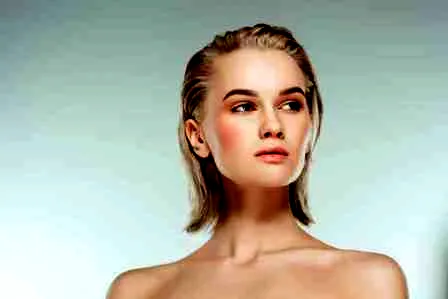 早春日系甜美中长烫发 蜜糖棕染发成主流