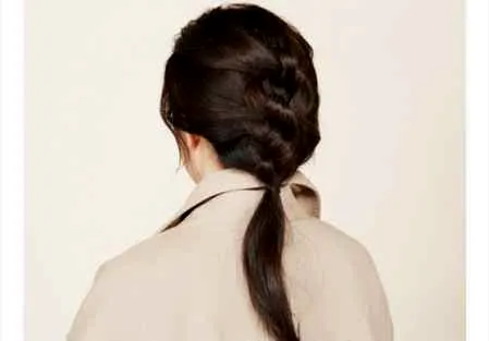 低马尾怎么扎好看图解 打结编织马尾最别致