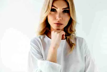 最新韩式长卷发图片推荐 气质齐刘海发型更显瘦