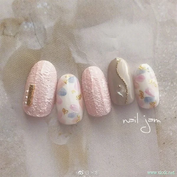 日系樱花美甲图案，春季赏花特应景