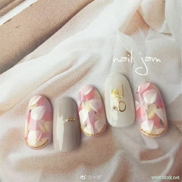 日系樱花美甲图案，春季赏花特应景