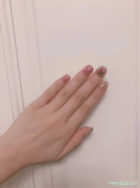 温柔暖色系美甲，适合春季的美甲图片