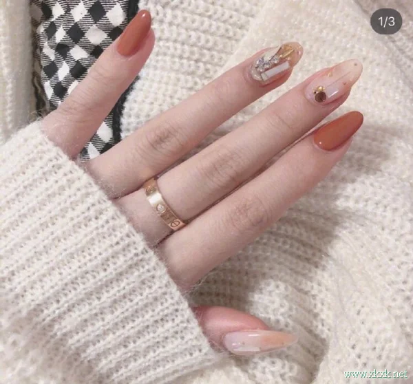 温柔暖色系美甲，适合春季的美甲图片