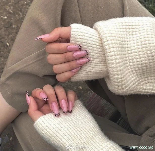 圣诞节酷女孩的专属美甲图案 ​​​​