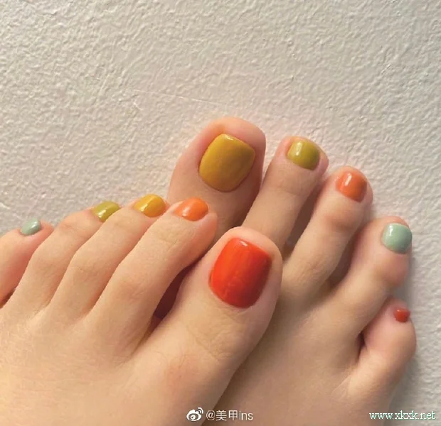 夏季美脚必备！可爱显脚白的jiojio美甲图片