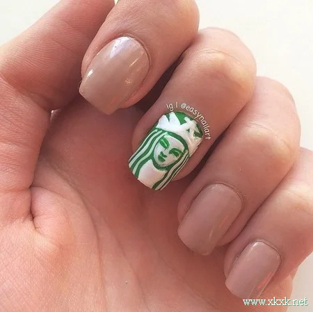 涂这样指甲油的女人对星巴克是真爱