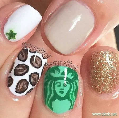 涂这样指甲油的女人对星巴克是真爱