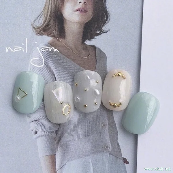 温柔好看的冬季美甲配色方案