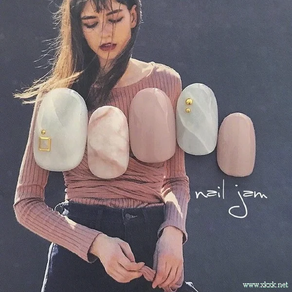 温柔好看的冬季美甲配色方案