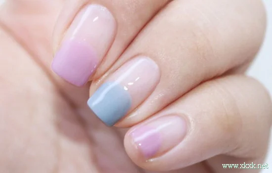 2022流行美甲教程，超简单纹理反法式美甲