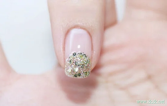 2022流行美甲教程，超简单纹理反法式美甲