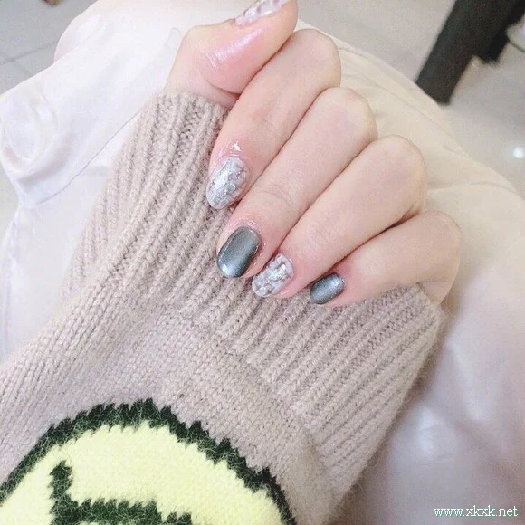 显手白美甲！闪亮的深色系美甲图片