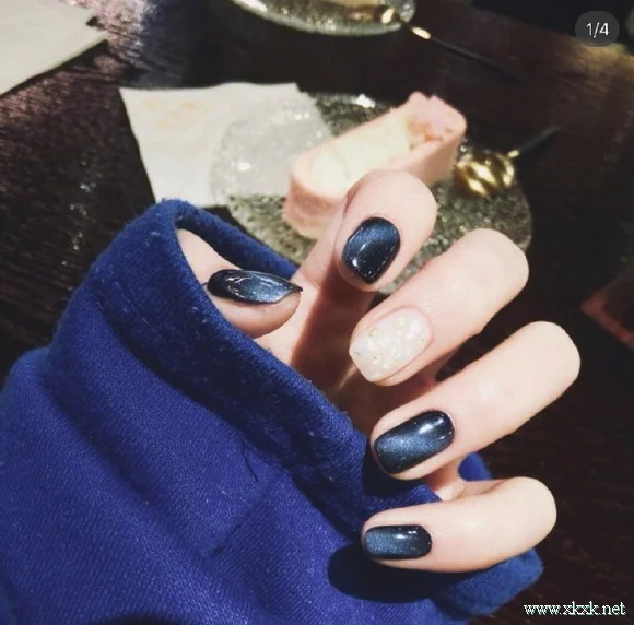 显手白美甲！闪亮的深色系美甲图片
