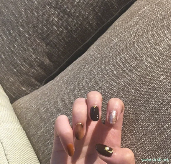 显手白美甲！闪亮的深色系美甲图片