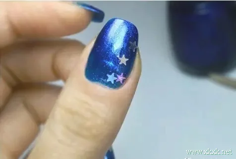 拥有星星的美甲，一闪一闪亮晶晶！