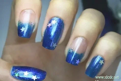 拥有星星的美甲，一闪一闪亮晶晶！