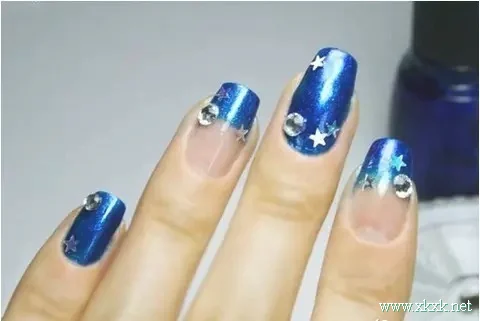 拥有星星的美甲，一闪一闪亮晶晶！