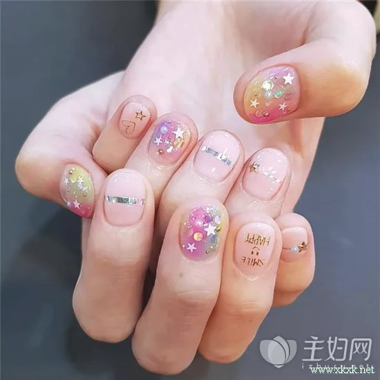 透明美甲最适合夏天配色 2018夏季美甲为美丽加分