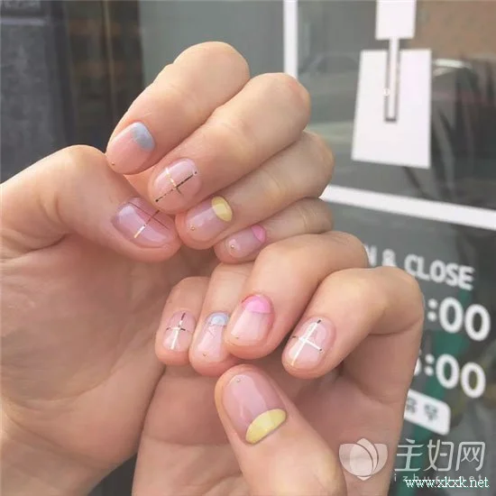 透明美甲最适合夏天配色 2018夏季美甲为美丽加分