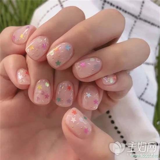 透明美甲最适合夏天配色 2018夏季美甲为美丽加分