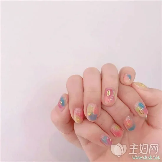 透明美甲最适合夏天配色 2018夏季美甲为美丽加分