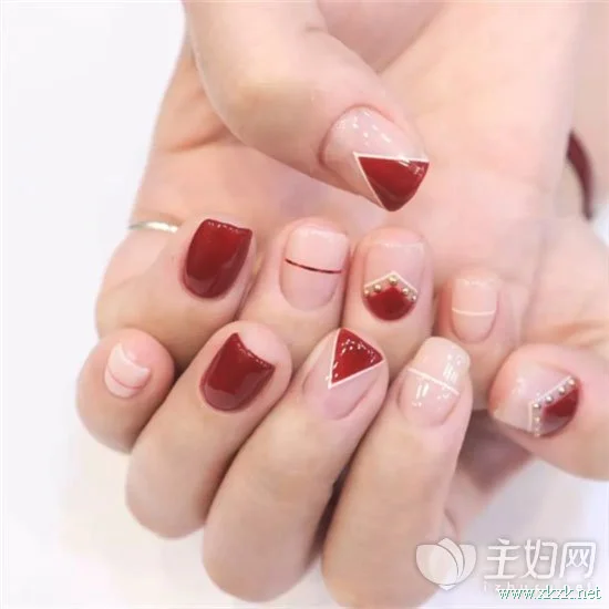 透明美甲最适合夏天配色 2018夏季美甲为美丽加分