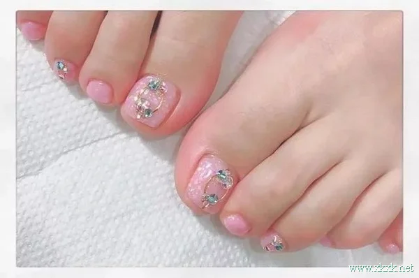 17双精致女生小脚丫，哪款美甲最合你心意？
