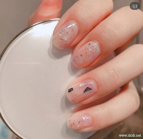 blingbling的浅色系小清新美甲 