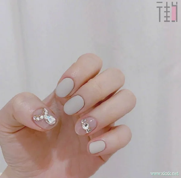 blingbling闪闪的浅色系美甲图片