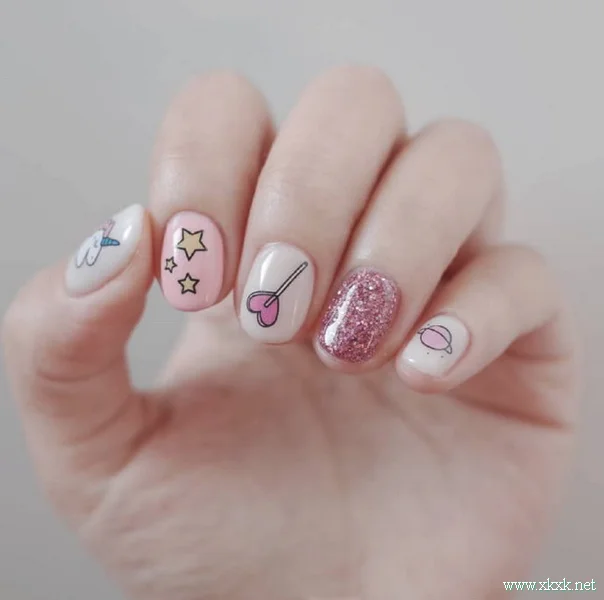 甜度满分的一组春季美甲图片