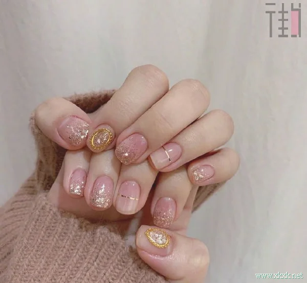 blingbling闪闪的浅色系美甲图片