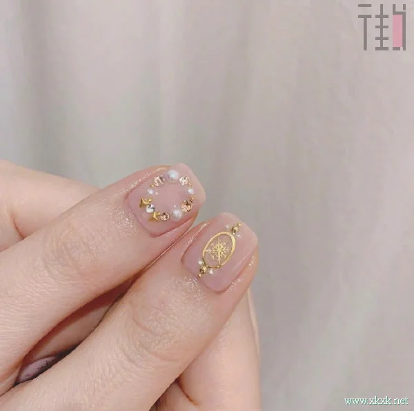 blingbling闪闪的浅色系美甲图片