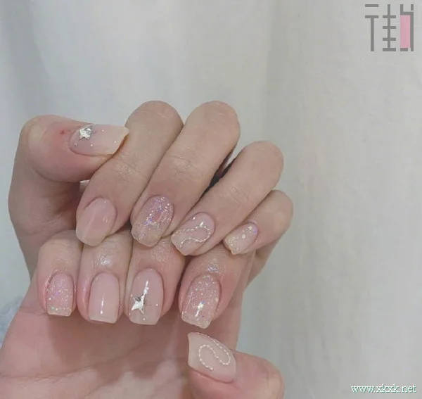 blingbling闪闪的浅色系美甲图片