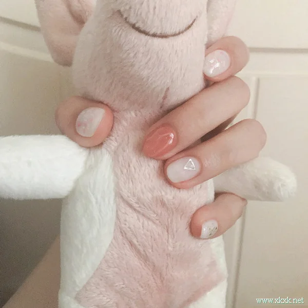 甜度满分的一组春季美甲图片