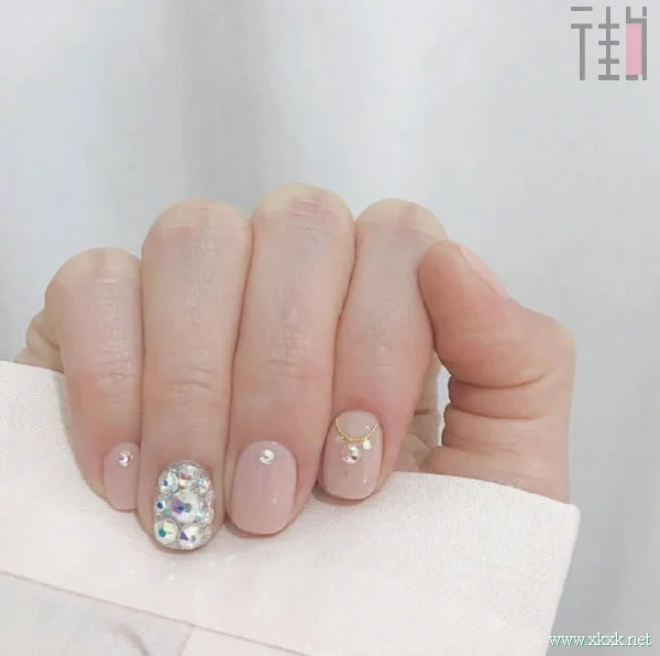 blingbling闪闪的浅色系美甲图片