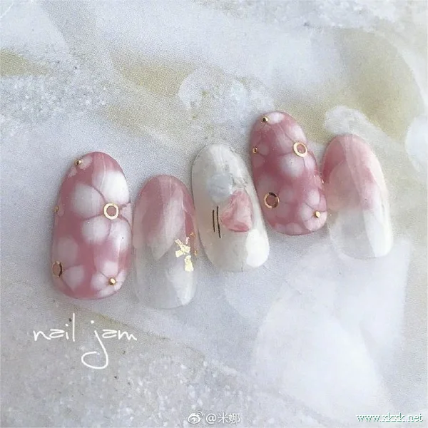日系樱花美甲图案，春季赏花特应景