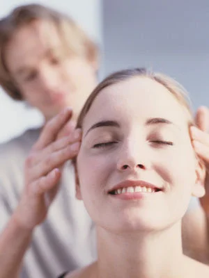 精油按摩瘦脸法 一周按出芭比精致小脸