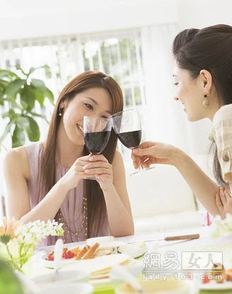 彩妆巧搭光线 让你拥有完美气质