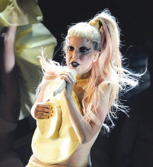 Lady Gaga 格莱美黑唇妆震撼