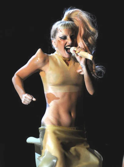 Lady Gaga 格莱美黑唇妆震撼