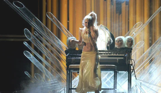 Lady Gaga 格莱美黑唇妆震撼