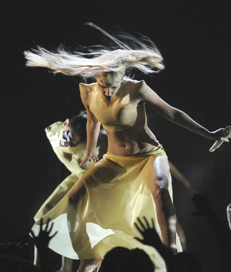 Lady Gaga 格莱美黑唇妆震撼