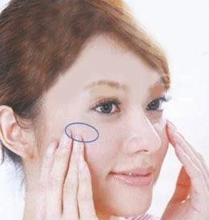 手把手教你涂防晒霜8步法