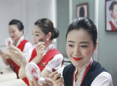 深航空姐惊悚新妆容 似日本艺妓(组图)