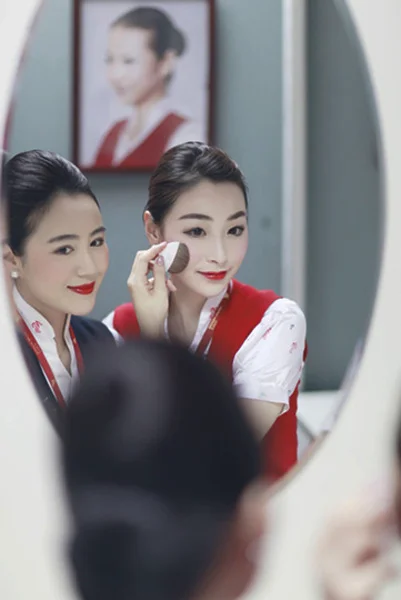 深航空姐惊悚新妆容 似日本艺妓(组图)