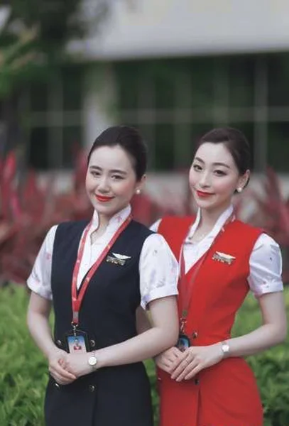 深航空姐惊悚新妆容 似日本艺妓(组图)