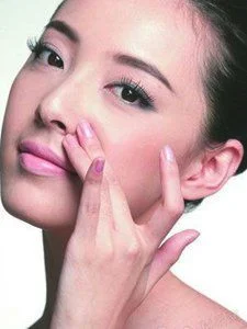 3步彩妆技巧 鼻子变小变立体