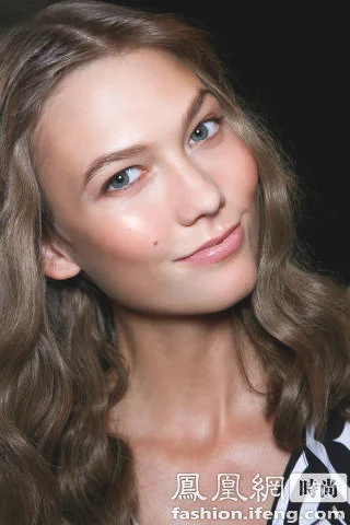 用高光粉打造婴儿般的光洁肤色